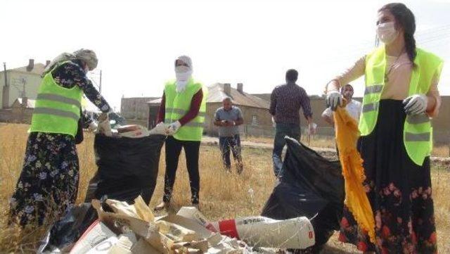 Yüksekova'da Kadın Işçiler Sokaklarda Temizliğe Başladı