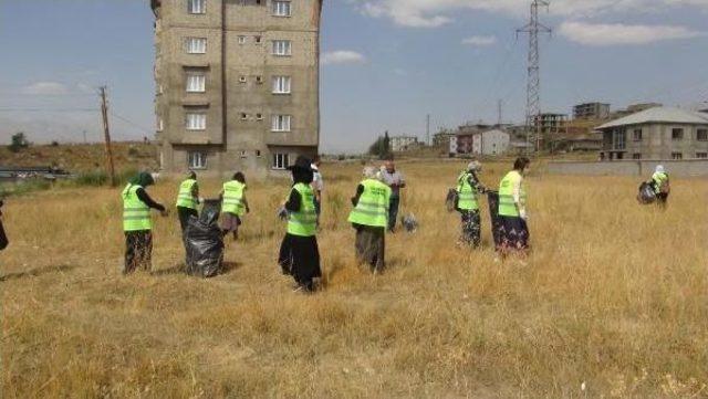 Yüksekova'da Kadın Işçiler Sokaklarda Temizliğe Başladı