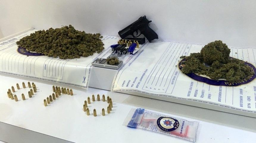 Annesinin Aracında Uyuşturucu Bulunan Gen&ccedil; Adliyeye Sevk Edildi