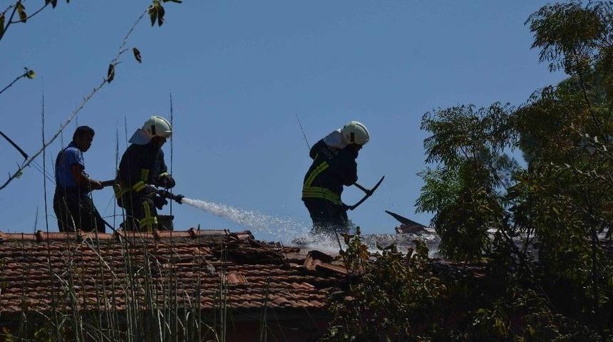 Elektrik Tellerinden &Ccedil;ıkan Yangın Okul Binasına Sı&ccedil;radı