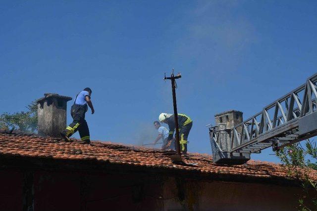 Elektrik Tellerinden Çıkan Yangın Okul Binasına Sıçradı