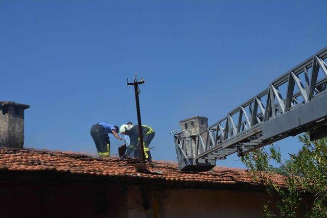 Elektrik Tellerinden Çıkan Yangın Okul Binasına Sıçradı