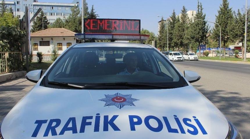 S&uuml;r&uuml;c&uuml;ler Polis Otosundaki Kayan Yazı İle Uyarılıyor