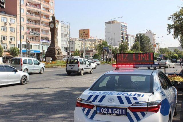 Sürücüler Polis Otosundaki Kayan Yazı İle Uyarılıyor