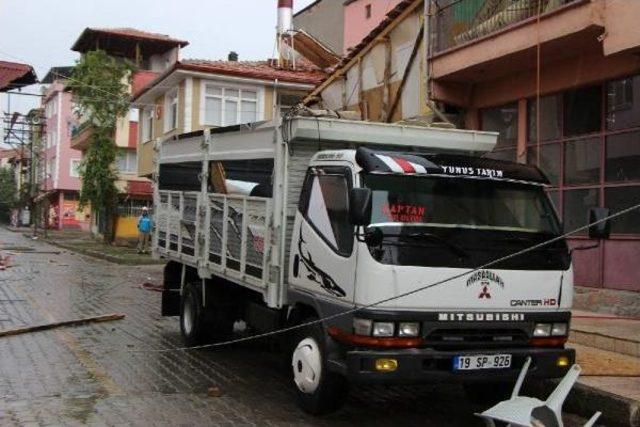 Çorum'da Fırtına Çatıları Uçurdu