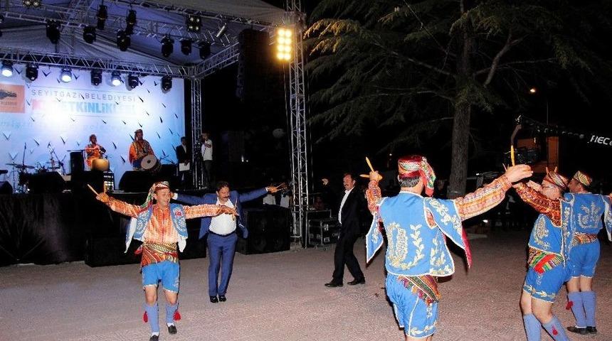 Sanat&ccedil;ı Altunsaray Seyitgazi&rsquo;yi Coşturdu