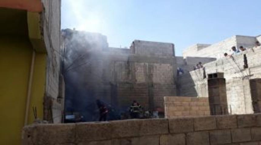 Evde Çıkan Yangın İtfaiye Ekiplerince Söndürüldü