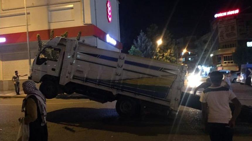 Seyir Halindeki Kamyonetin &Ouml;n Tekerlekleri Havaya Kalktı