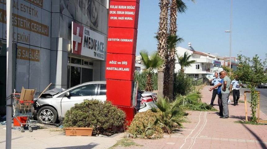 Antalya&rsquo;da Otomobil Sağlık Merkezine Girdi