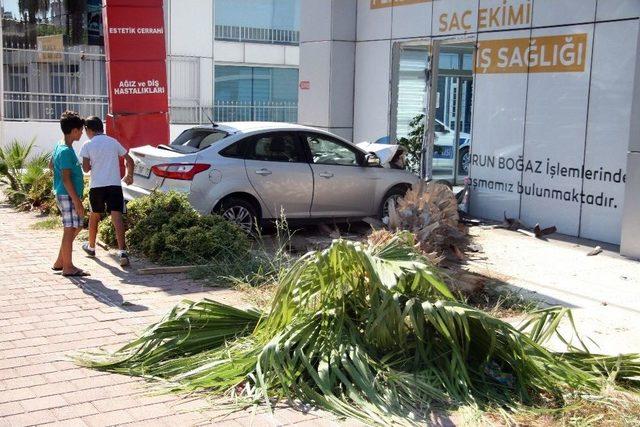 Antalya’da Otomobil Sağlık Merkezine Girdi