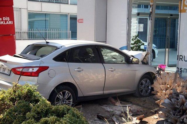 Antalya’da Otomobil Sağlık Merkezine Girdi