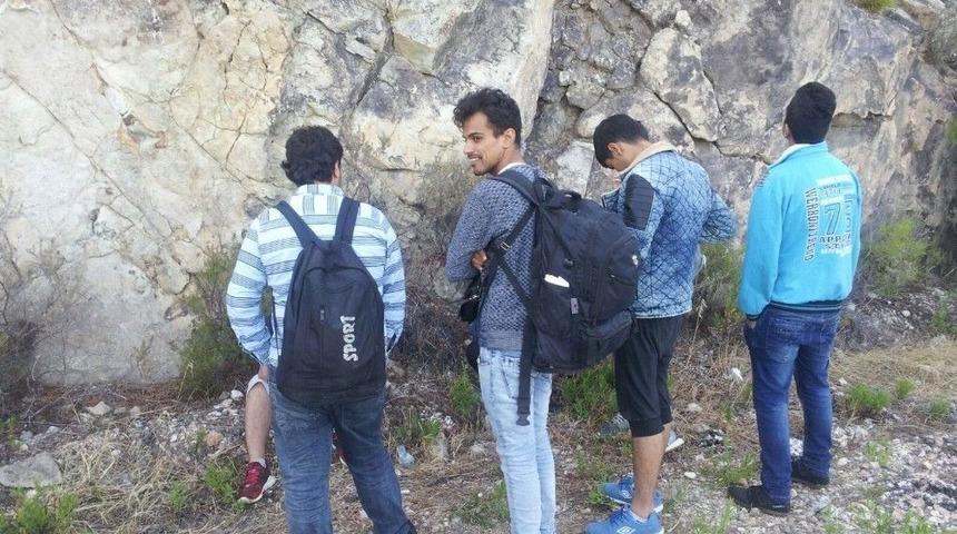 400 Euroya Yurt Dışına &Ccedil;ıkmak İ&ccedil;in Anlaşan 53 G&ouml;&ccedil;men Yakalandı