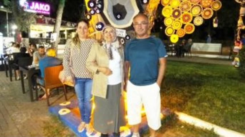 Burhaniye&rsquo;de Nazar Ağacı İlgi Odağı Oldu