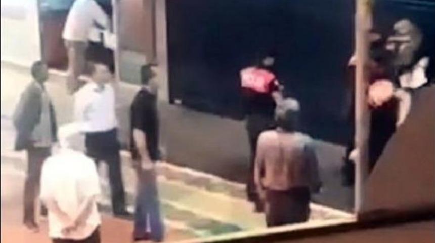 Tokat Attığı Iddia Edilen Vatandaşa Polisten Yumruk