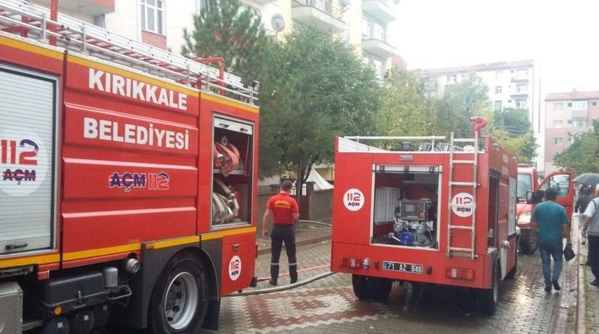 Apartmanın &Ccedil;atısına Yıldırım D&uuml;şt&uuml;