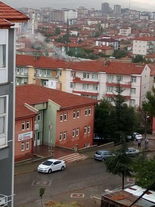 Apartmanın &Ccedil;atısına Yıldırım D&uuml;şt&uuml; 1