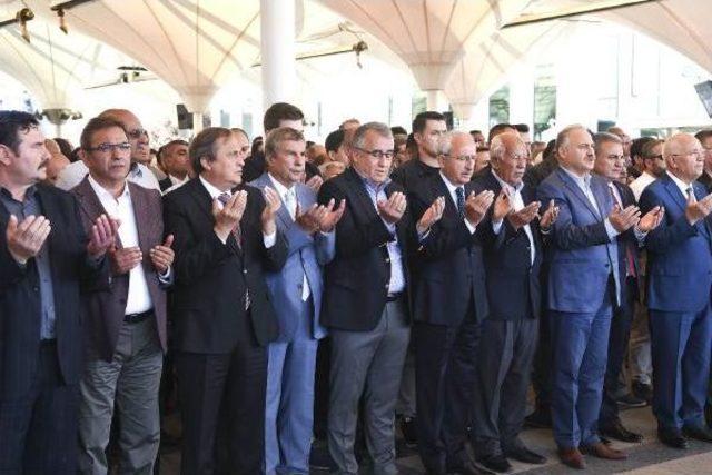 Kılı&ccedil;daroğlu, Başdanışmanı Yıldırım ın Ağabeyinin Cenaze T&ouml;renine Katıldı 3