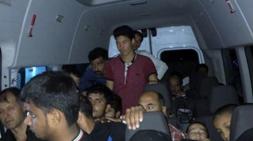 Bing&ouml;l&rsquo;de Bir Minib&uuml;ste 40 G&ouml;&ccedil;men Yakalandı