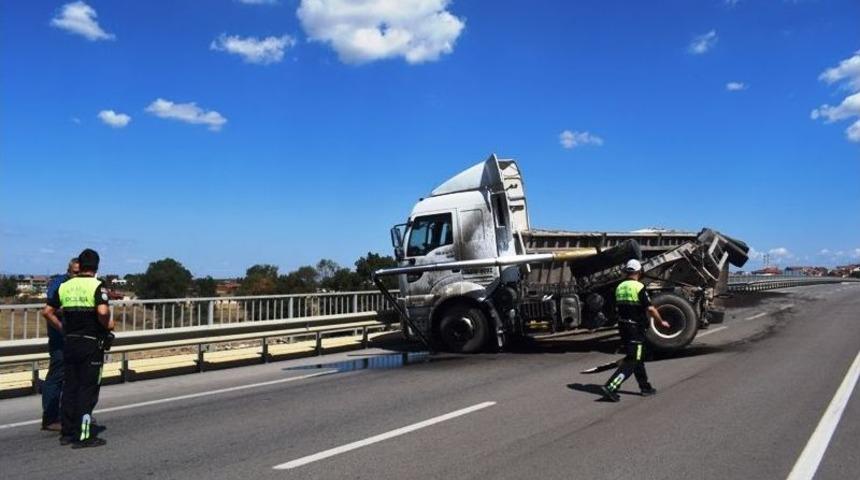 Seyir Halindeyken Damperi A&ccedil;ılan Tır Yola Devrildi