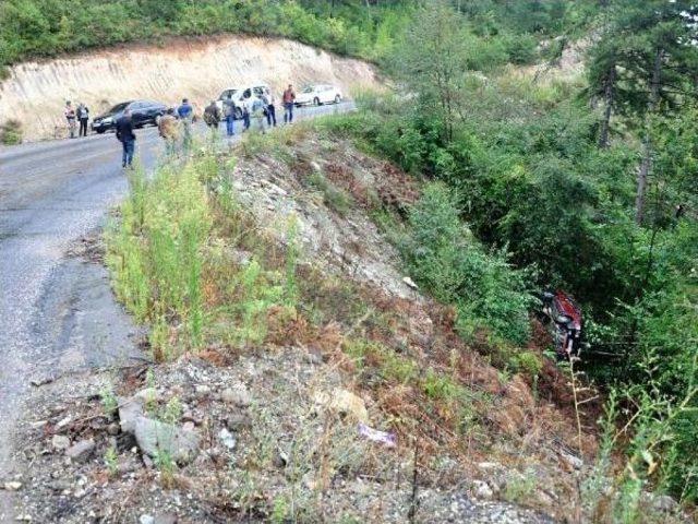 Zonguldak'ta Otomobil Şarampole Yuvarlandı: 3 Yaralı