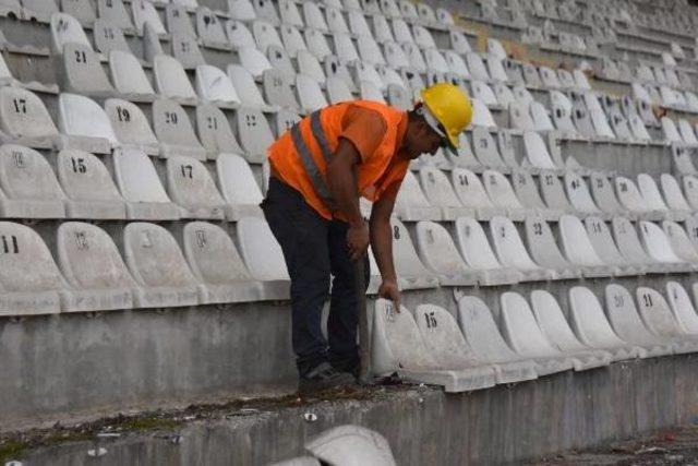 Eski 4 Eylül Stadyumu'nun Yıkımına Başlandı