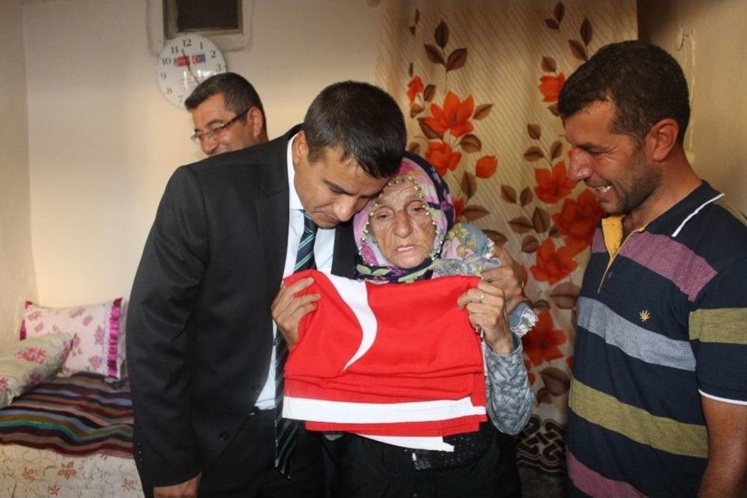 &Ccedil;&ouml;pten &Ccedil;ıkardığı Bayrağı &Ouml;pen Nineye Bayrak Hediye Edildi