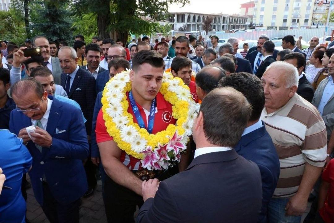 Rıza Kayaalp Ve Atakan Y&uuml;ksel&rsquo;e Coşkulu Karşılama