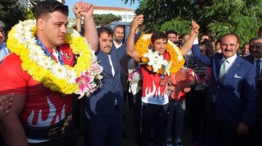 Madalyalı G&uuml;reş&ccedil;iler Kayaalp Ile Y&uuml;ksel'e Yozgat'ta Coşkulu Karşılama