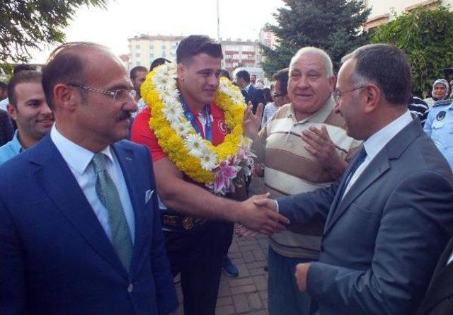 Madalyalı G&uuml;reş&ccedil;iler Kayaalp Ile Y&uuml;ksel e Yozgat ta Coşkulu Karşılama 1