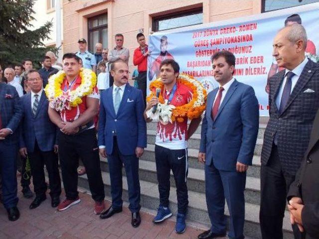 Madalyalı G&uuml;reş&ccedil;iler Kayaalp Ile Y&uuml;ksel e Yozgat ta Coşkulu Karşılama 2