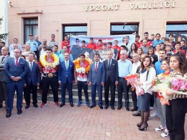 Madalyalı G&uuml;reş&ccedil;iler Kayaalp Ile Y&uuml;ksel e Yozgat ta Coşkulu Karşılama 3