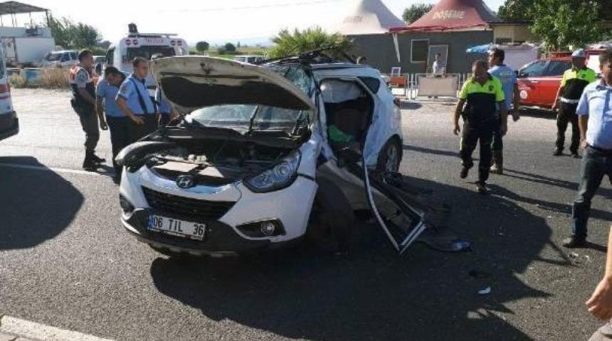 Kamyonla &Ccedil;arpışan Cipin S&uuml;r&uuml;c&uuml;s&uuml; &Ouml;ld&uuml;