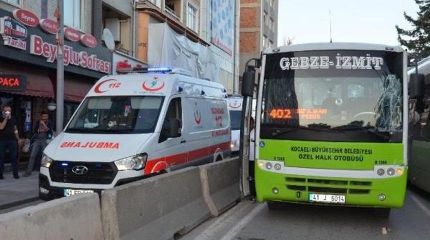 Halk Otob&uuml;s&uuml; Tır'a &Ccedil;arptı: 6 Yaralı