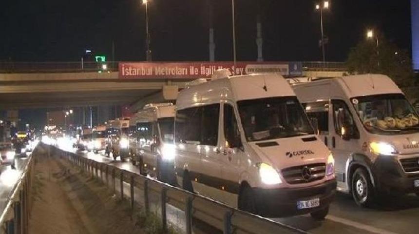 Servis&ccedil;iler D-100 Karayolu'nda Eylem Yaptı