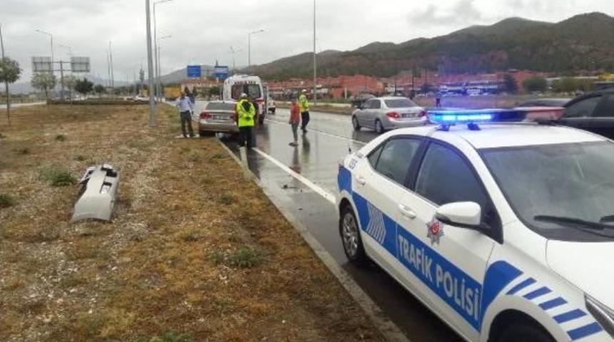 Tedes Yazısını G&ouml;ren S&uuml;r&uuml;c&uuml; Frene Basınca Otomobil, Aydınlatma Direğine &Ccedil;arptı: 4 Yaralı