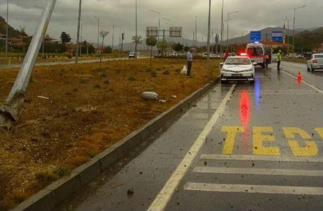 Tedes Yazısını Gören Sürücü Frene Basınca Otomobil, Aydınlatma Direğine Çarptı: 4 Yaralı