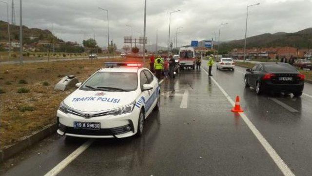 Tedes Yazısını Gören Sürücü Frene Basınca Otomobil, Aydınlatma Direğine Çarptı: 4 Yaralı