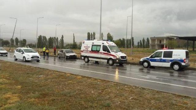 Tedes Yazısını Gören Sürücü Frene Basınca Otomobil, Aydınlatma Direğine Çarptı: 4 Yaralı