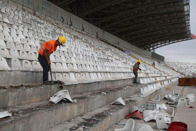 Eski Stadyumda Yıkım Çalışmaları Başladı