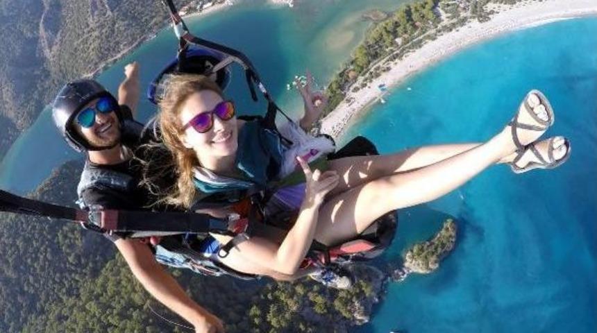 Kucağında K&ouml;peğiyle 2 Bin Metreden U&ccedil;tu