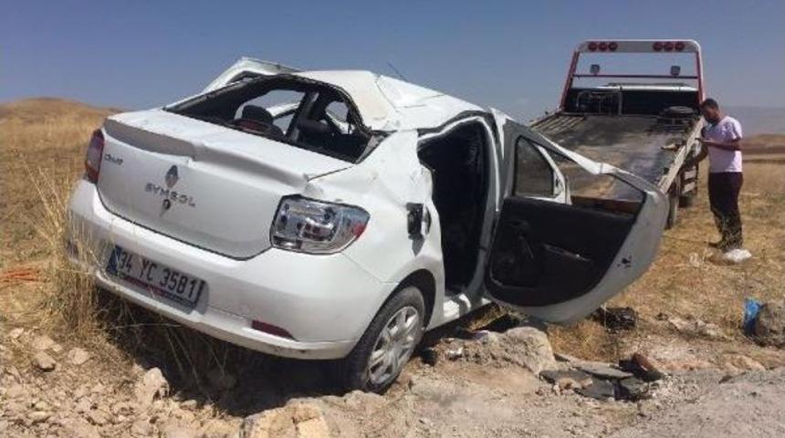 Van'da Iki Otomobil &Ccedil;arpıştı; 6 &Ouml;l&uuml;, 3 Yaralı