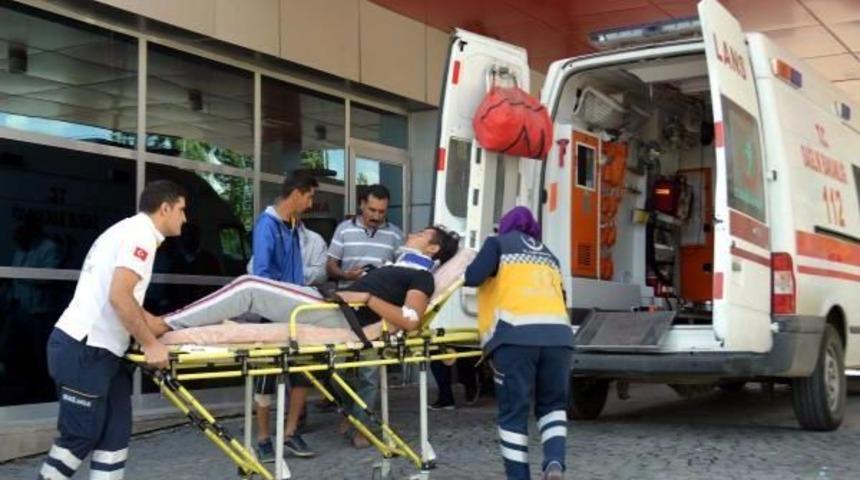 Ağrı'da Hafif Ticari Ara&ccedil; Takla Attı: 3 &Ouml;l&uuml;, 4 Yaralı