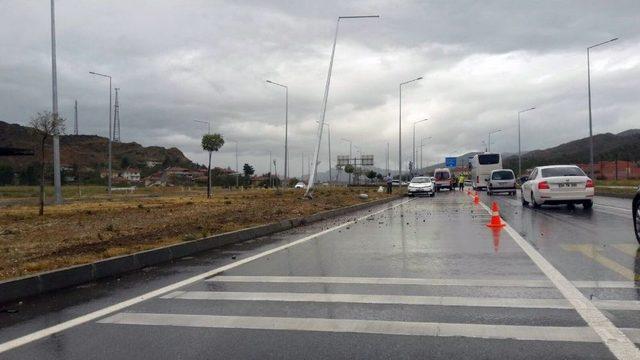 Kontrolden Çıkan Otomobil Aydınlatma Direğine Çarptı: 4 Yaralı