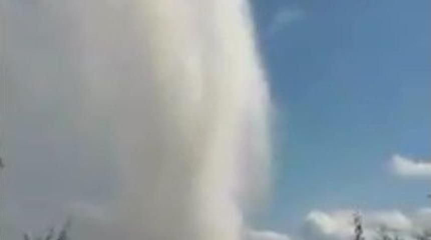 Ana Su Borusu Patladı, Sular Metrelerce Havaya Fışkırdı