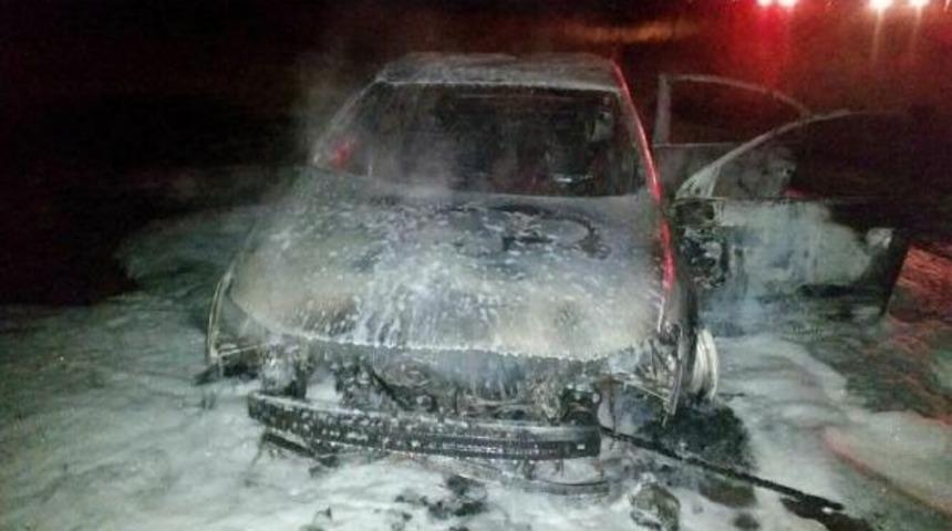 Kayalıklara &Ccedil;arpan Otomobil Alev Topuna D&ouml;nd&uuml;