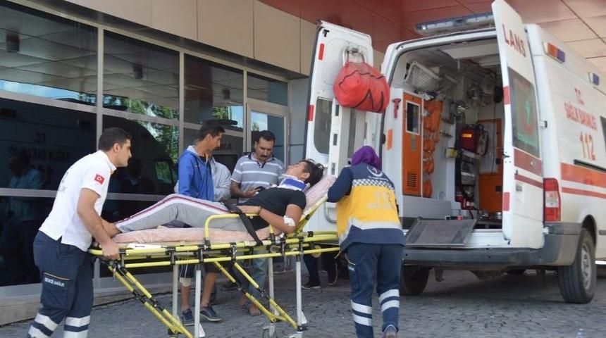 Ağrı&rsquo;da Trafik Kazası: 3 &Ouml;l&uuml; 4 Yaralı