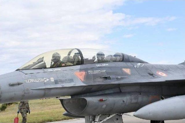 Orgeneral Akar, F-16D Av/bombardıman Uçağı Ile Uçuş Gerçekleştirdi