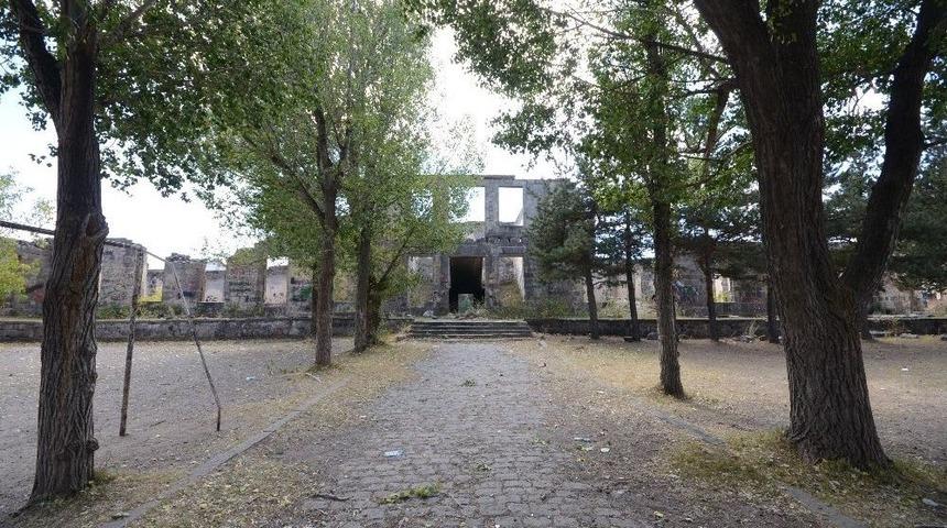 Tarihi Okul Tehlike Sa&ccedil;ıyor