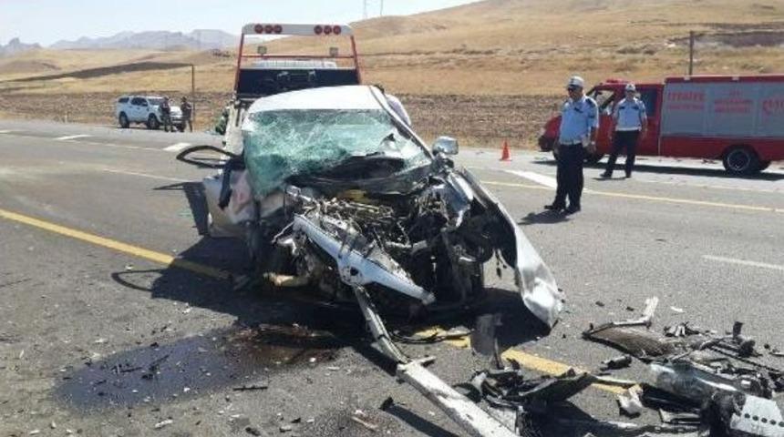 Van'da Iki Otomobil Çarpıştı; 7 Ölü, 2 Yaralı (2)