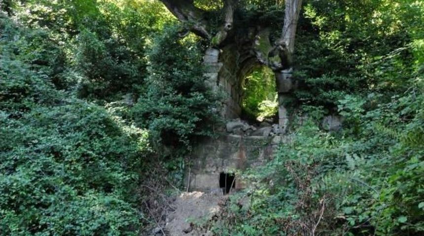 Tarihi K&ouml;pr&uuml;de 5 Metrelik Define Kazısı